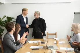 职场上，领导为了提拔你，背后是如何运作的？别再犯傻，要懂配合图片