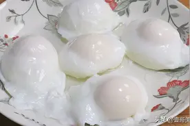 煮荷包蛋时，很多人第一步就错了，难怪不成形，大厨教你正确做法图片