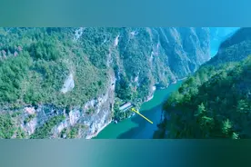 贵州峡谷中的一户人家，只能坐船到达，宛如世外桃源图片