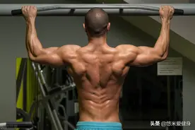 标准引体向上的训练方法，1套动作4个步骤，强壮背部和手臂肌肉图片