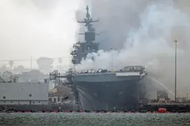 太惨了！“库兹涅佐夫”号航母再次起火，网友：不行卖给印度吧！图片