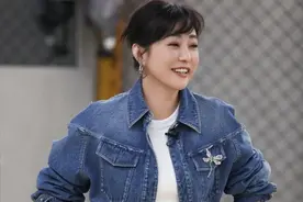 “郝蕾”又穿牛仔套装，这次换了风格搭配最少显瘦20斤，时髦太多图片