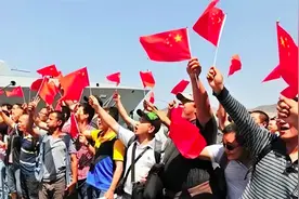 中国式撤侨又一次惊艳世界，警车开道特警保护，华侨全部安全撤离图片