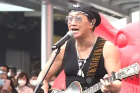 74岁歌神许冠杰街头演唱被嘲没钱养老，知名音乐人批：无知最可怜图片