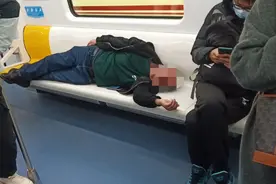 一男子竟在大连地铁5号线上干这事...图片