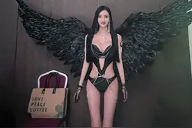 环球超模职业赛冠军吴春怡分享走T台写真，性感美丽大方图片