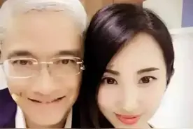 2011年，55岁的郎咸平爱上31岁空姐，2年后分手想让空姐赔他900万图片