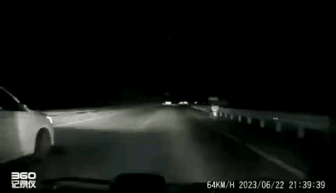 昨晚成都上空惊现UFO，是外星人造访地球还是成飞高科技飞行器？