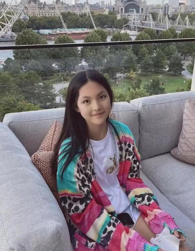 家里有钱就是好!王诗龄美到国外,穿衣打扮一看就是"大小姐"