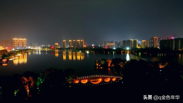 黄州遗爱湖畔夜未央，华灯织锦映湖光