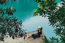 荒野水库变网红，网友戏称“自贡小九寨”，像一块翡翠镶嵌在山中图片