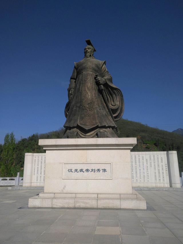 公元25年，天下同时出现了三位大汉皇帝