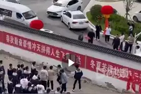 江苏徐州，新人结婚隔墙给围观学生撒喜糖，市民：氛围很热闹图片