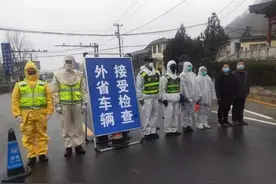 西安高校封校后，一名体育生拿室友当道具锻炼，网友炸锅了图片