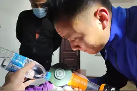 小伙“夜闯”消防队求助摘“指套”图片