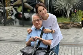 黎姿父亲节带家人出游，86岁黎爸爸被黎姿推着走，满头白发好慈祥图片