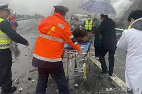 雨雪天气多车追尾 高速路政联合多部门紧急救援图片