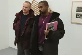 美国说唱歌手坎耶携妻飞抵莫斯科，受到热烈欢迎，却也有人抵制他图片