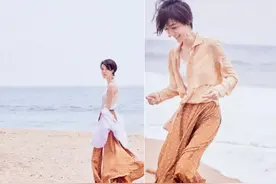 40岁的车晓身材纤瘦，赤脚在沙滩玩耍，年纪越大越觉得美图片