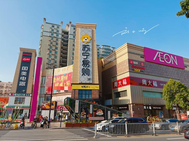 无意中在禅城区发现了一家大型商场,名叫"东方广场",引起了我的好奇心