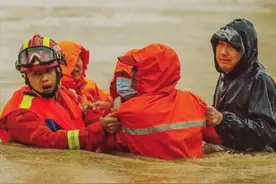 河南又被淹了：汽车变船，积水齐腰！为什么城市一下雨就内涝？图片
