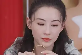 张柏芝直播引热议，原价15800元金镯卖2599元，网友：演技一流图片
