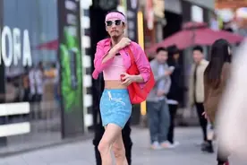 “娘风”吹到重庆观音桥？男子穿着妖娆动作辣眼，声称：哥很享受图片