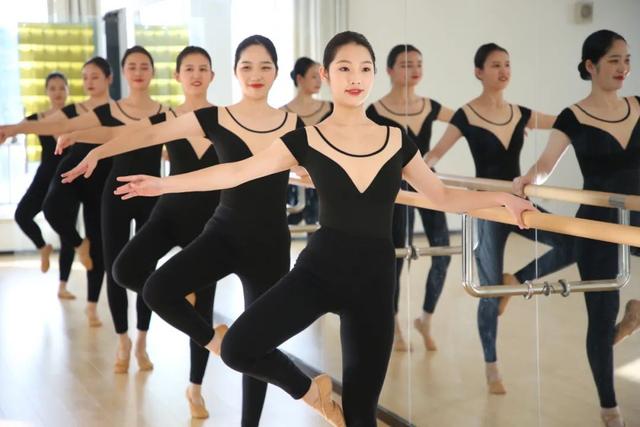 揭秘！空姐空少是如何“炼”成的？