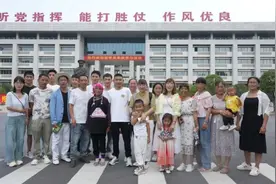 云南小伙考上国防科大！整个家族21人跨越千里送他报到图片