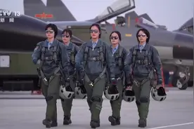 志在蓝天！我国空军首批歼-11B战机女飞行学员顺利单飞图片