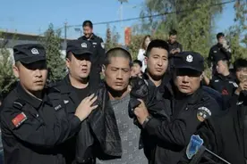 在追捕逃犯过程中，如果罪犯做出这个举动，警察有枪也不能开图片