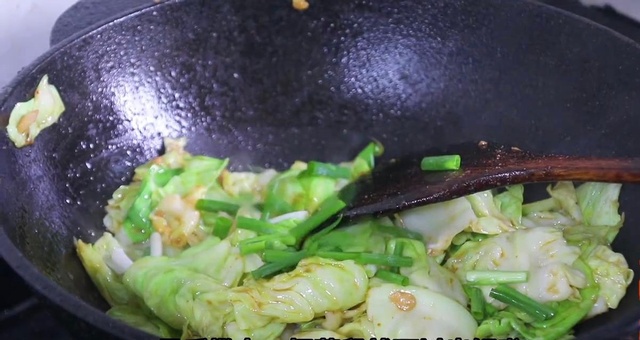 原来炒包菜也有窍门，加一种调料，简单一炒，比大鱼大肉都好吃