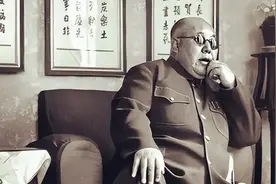 1953年，“宁夏王”带7.5吨黄金逃去美国，晚年望着东方重复1句话图片
