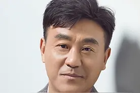 24年后再看何冰的现状，才发现他和同桌的婚姻，是最好的选择图片