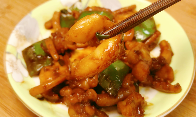 冬天少吃猪肉多吃八爪鱼，比鱼肉便宜，比牛羊肉鲜，随手一炒真香