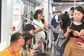 孕妈地铁“尿裤子”，捂屁股快步出站回家，工作人员大叫：不要动图片