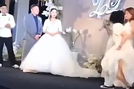 河南一伴娘婚礼突然亲吻新郎，新娘脸色大变，现场气氛尴尬图片