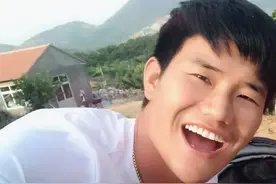 谢孟伟醒醒吧，现在你哪来的英武形象，鹦鹉形象罢了图片