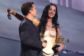 水果姐和精灵王子VMAs秀恩爱尺度好大，难怪Katy不介意他这样做？图片