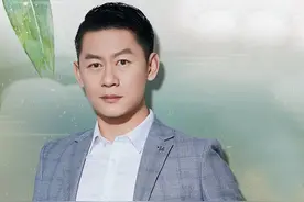 著名演员李健：凭“孙成海”家喻户晓，娶初恋妻子生一女幸福美满图片