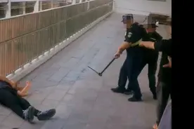 深圳一家长校门口接孩子，疑遭学校保安持械打破头，当地回应：正调查核实，会依法处理图片