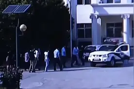 女子投诉民警遭上门拷走，父母还被喷辣椒水，法院：赔偿道歉！图片