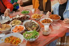 广西农村摆喜宴，一桌10碗硬菜口水直流，看到喜酒后感叹：真低调图片