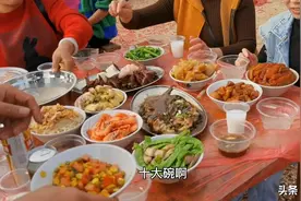 广西农村摆喜宴，一桌10碗硬菜口水直流，看到喜酒后感叹：真低调图片