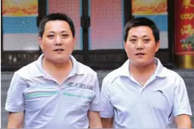 2013年四川男子在火锅店认错朋友，意外帮其找回失联41年的亲兄弟图片