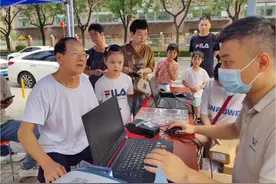 家门口办理公交卡 便民服务暖人心图片