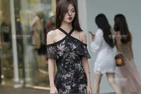 穿搭美图｜街拍水晶高跟鞋搭配黑色花裙的高挑气质小姐姐图片