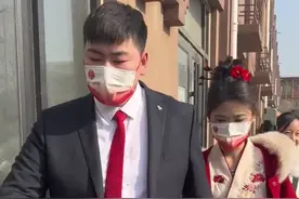 大衣哥儿子结婚，朱小伟紧牵媳妇的手，上百名保安护送婚车超壮观图片