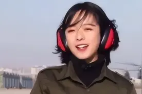军事频道不养无胆之人！海陆空样样精通！军事记者真的太拼了！图片