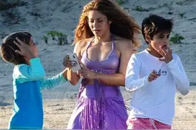 夏奇拉带2儿子海滩度假！离婚已坐实，皮克恳求：每年见孩子5次图片